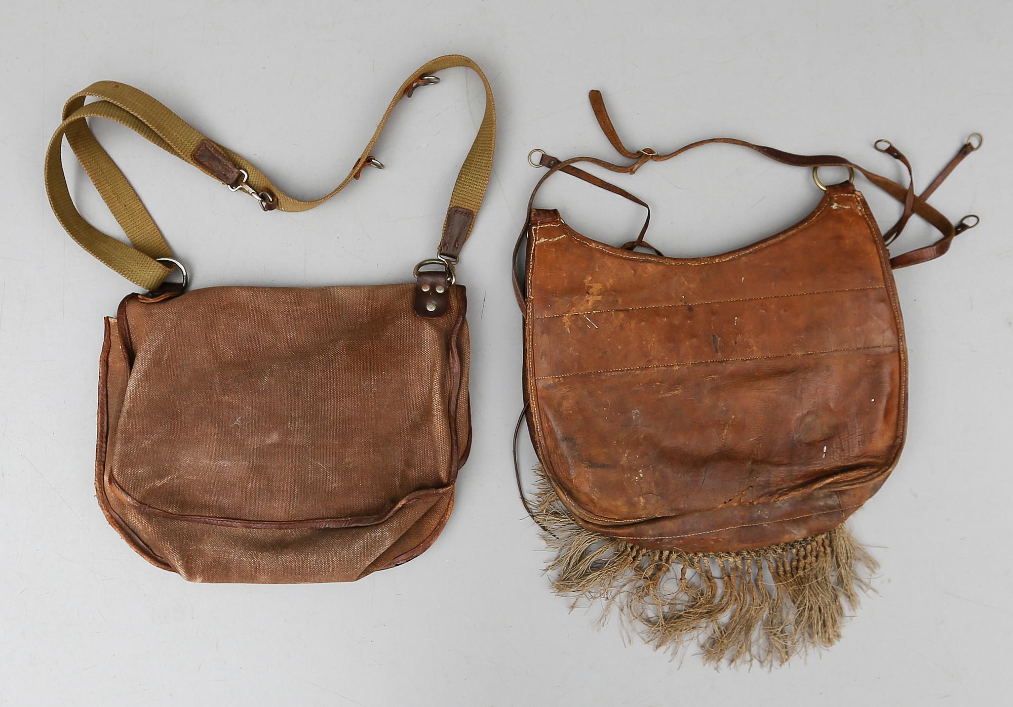 JAKTVÄSKOR, 2 st, 1900-talets första hälft.