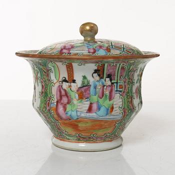 A Chinese Canton porcelain teapot, two leaf dishes, a bowl with cover and a jug, Qing dynasty 19th century and 20th cent.