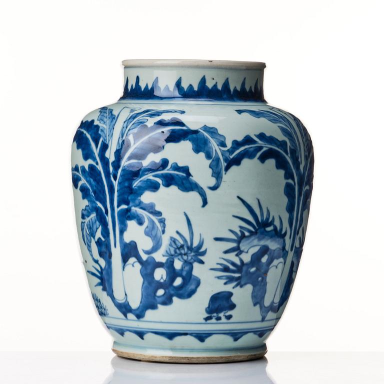 A blue and white Transtional jar, 17th Century.