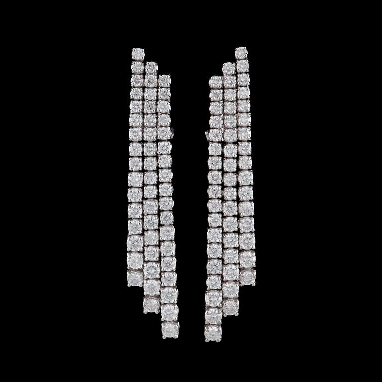 A pair of brilliant cut diamond earrings, tot. app. 6.05 cts.