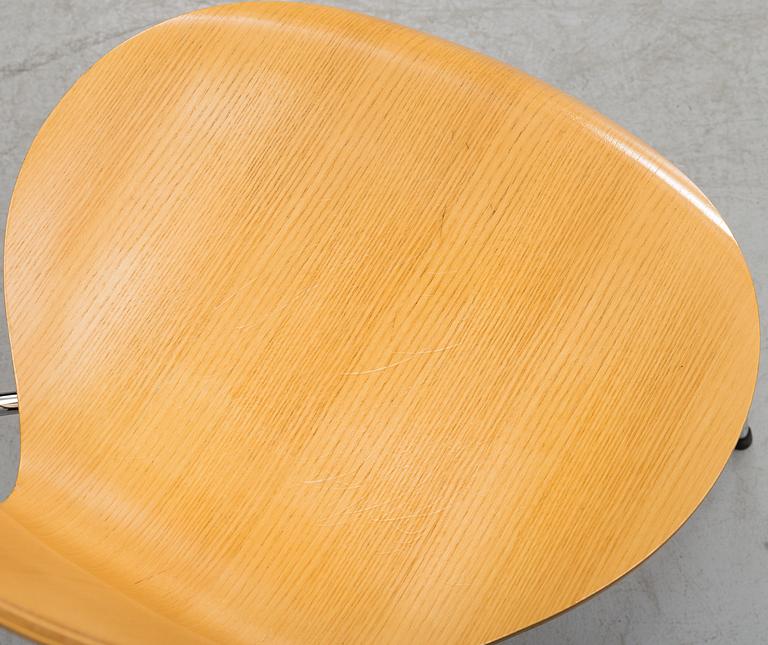 ARNE JACOBSEN, a pair of 'Series 7' chairs from Fritz Hansen, Denmark 1999.