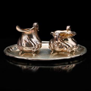 GRÄDDKANNA och SOCKERSKÅL, silver, rokokostil, bär svenska importstämplar, 1900-tal. Tot vikt ca 258 g.