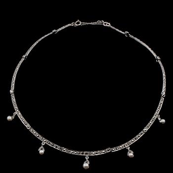 COLLIER, silver med markasiter och 5 små odlade pärlor, 1900-talets sista kvartal. Vikt 28 g.