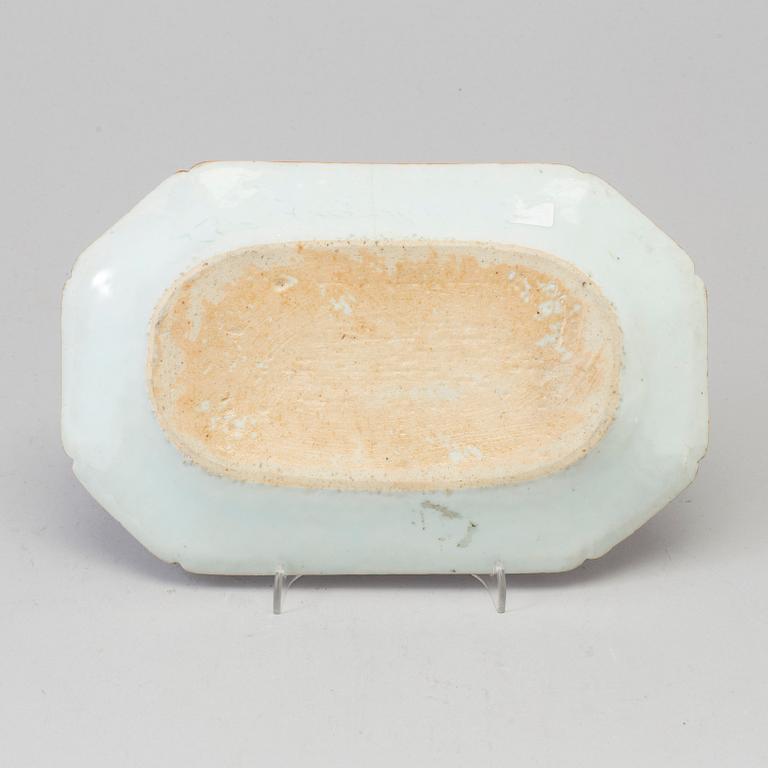 A blue and white export porcelain dish, Qing dynasty, Qianlong (1736-95).