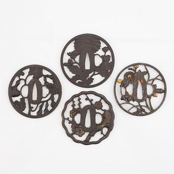 Tsuba, 4 st, Japan, Edo, varav en signerad.