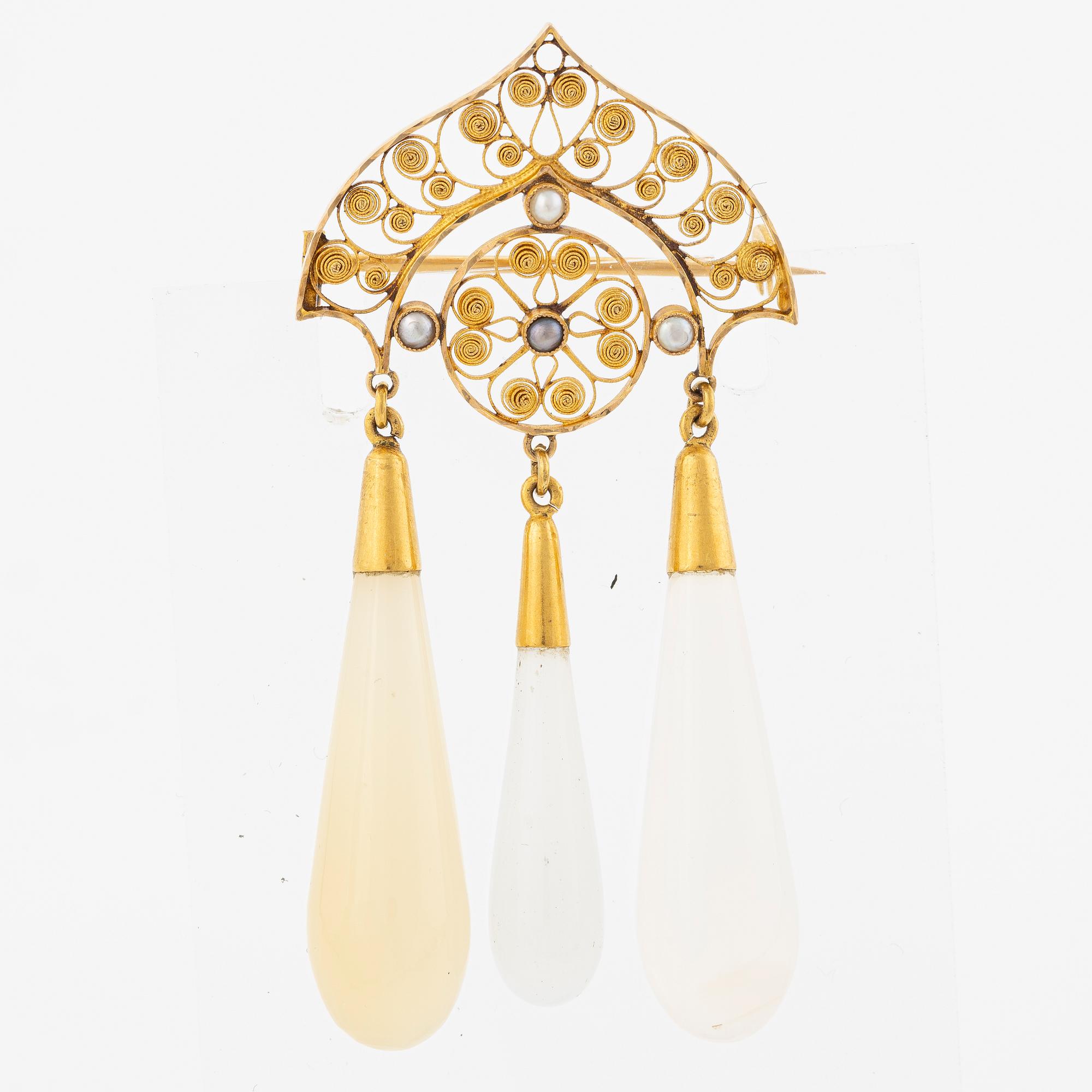 Brooch 18K gold with cultured pearls and three drops.