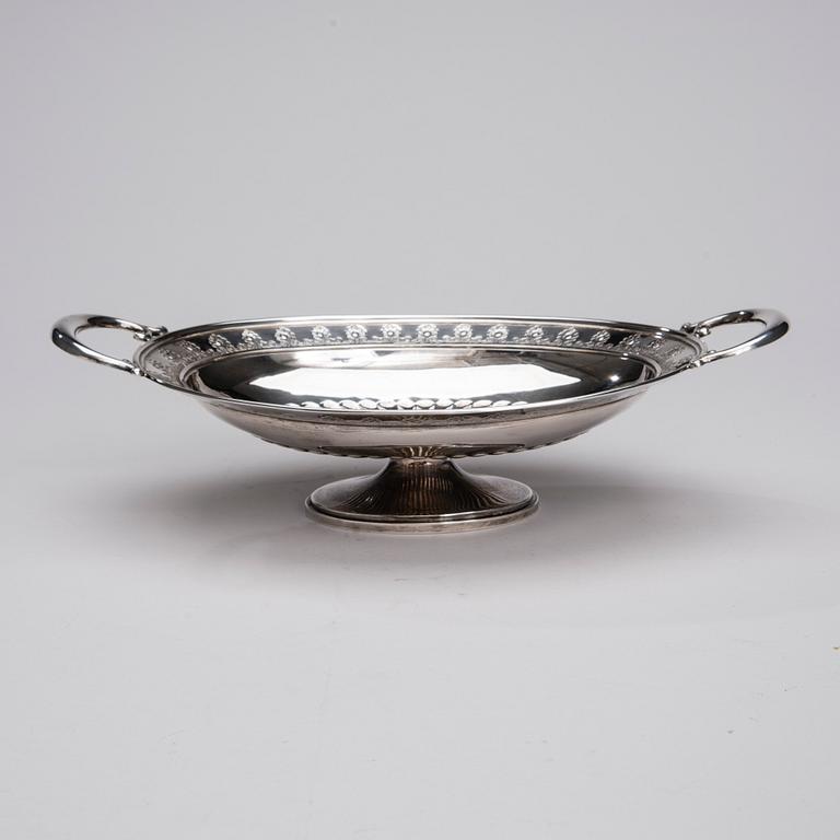 SERVERINGSSKÅL, silver, C. G. Hallberg, Stockholm 1890. Tot. vikt ca 476 g.