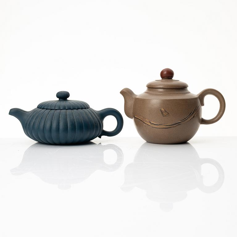 Two Chinese yixing teapots attributed to Gao Jianfang (b. 1956), China 1980s.