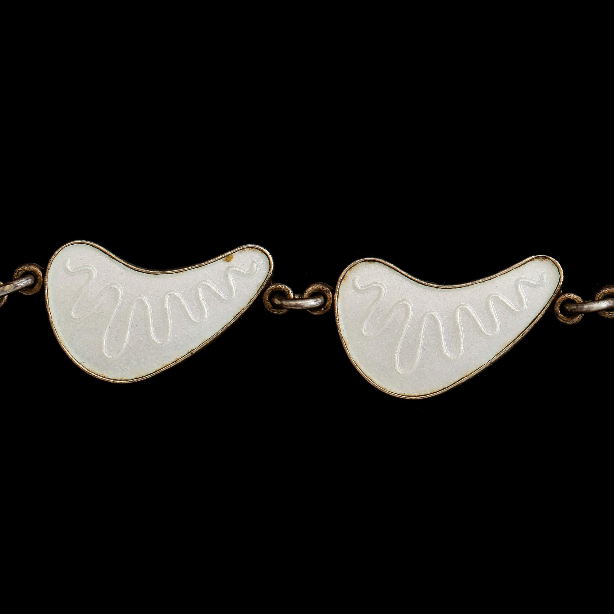 HALSBAND SAMT BROSCH, silver, bl a David Andersen, Norge, 1900-tal.