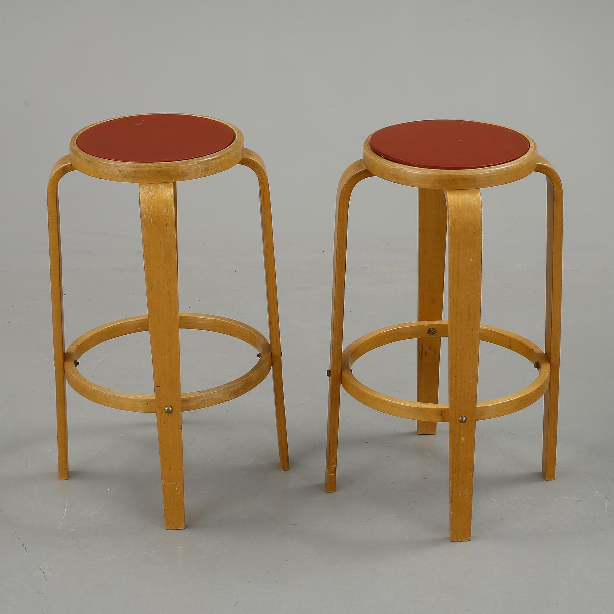BARPALLAR, ett par, modell 64 Alvar Aalto.  Sannolikt tillverkade av Svenska AB Artek Hedemora, 1946-56.