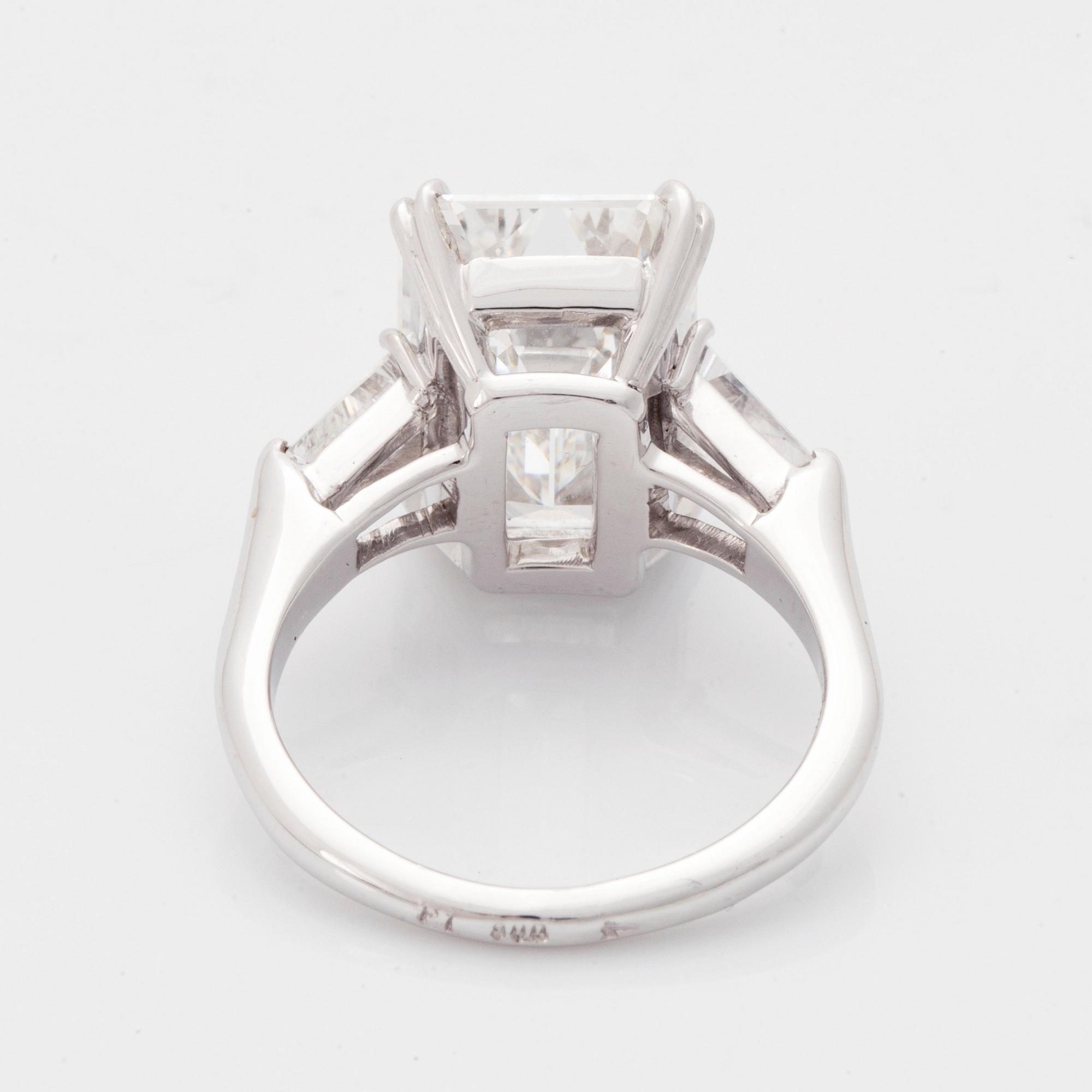 Ring platina med en smaragdslipad diamant.