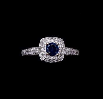 RING, 14 k vitguld med safir samt brilantslipade diamanter ca 0,30 ct. Vikt ca 3 g.