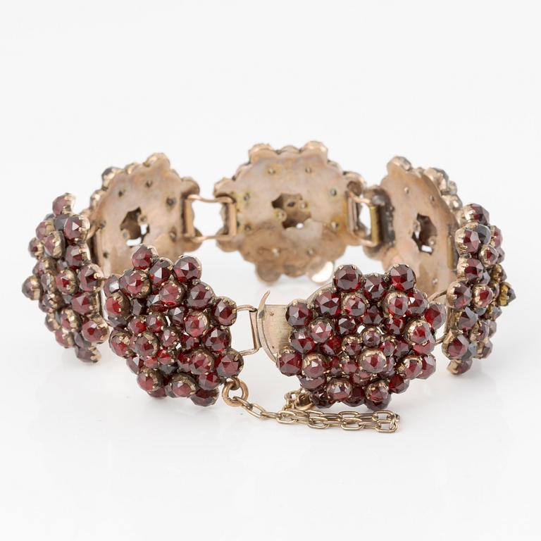 Garnityr med granater, armband, armring, broscher 2 st.