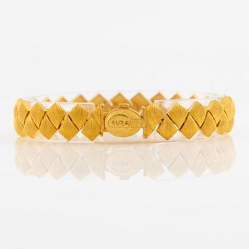 Garnityr av guldsmycken, en collier (14K), ett armband (18K), ett par örhängen (14K) och en ring (14K).