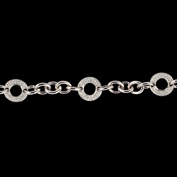 905. ARMBAND, länkar med 3 ringar med infattade briljantslipade diamanter, tot. ca 2.20 cts.