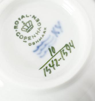 CREMEKOPPAR MED FAT, 12 st, porslin, Blå Blomst, Royal Copenhagen.