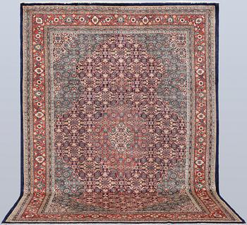 A Sarouk carpet, c. 304 x 218 cm.