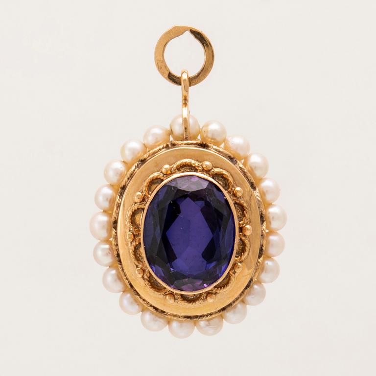 An 18K gold pendant set with synthetic colourchange purple sapphires and cultured pearls.