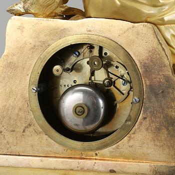 BORDSPENDYL, med pendel, nyrokoko, omkring 1800-talets mitt.