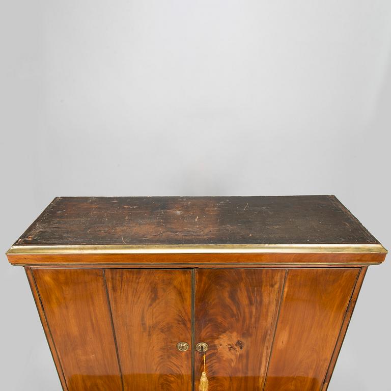 Skåp sengustavianskt, 1800-talets början och slut.