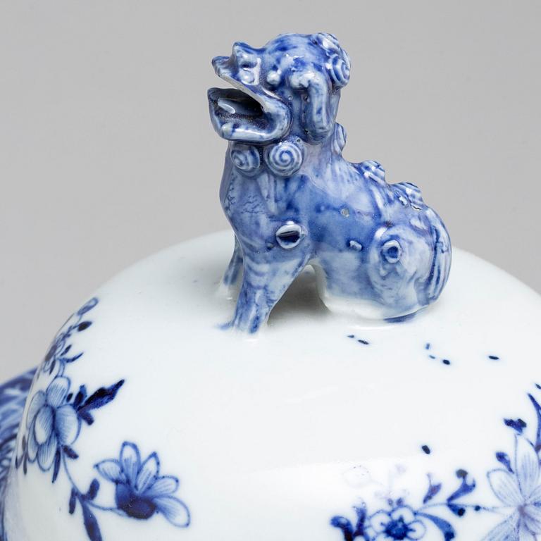 A large blue and white export vase with cover, Qing dynasty, Qianlong (1736-95).