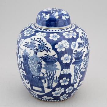 A blue and white jar with cover, late Qing dynasty, circa 1900.