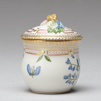 CREMEKOPPAR med LOCK och FAT, sex stycken, porslin. "Flora Danica", Royal Copenhagen, Danmark, 1900-tal.