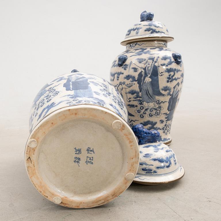 Vases with lids, 1 pair, China, late 20th century, porcelain.