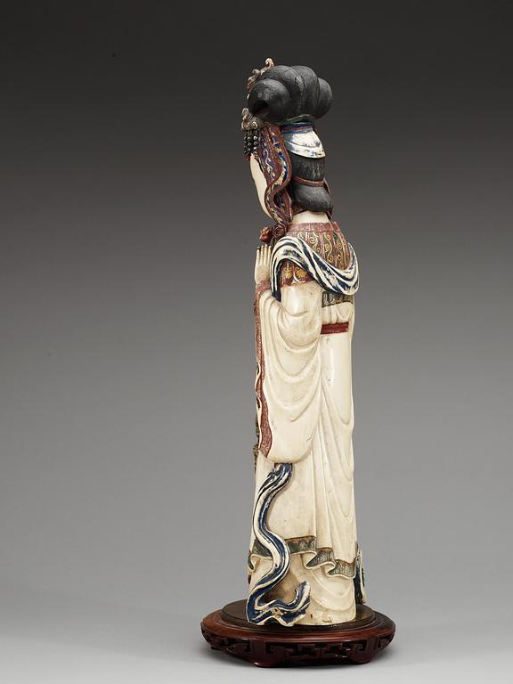 A large ivory figure of Guanyin, Qing dynasty.