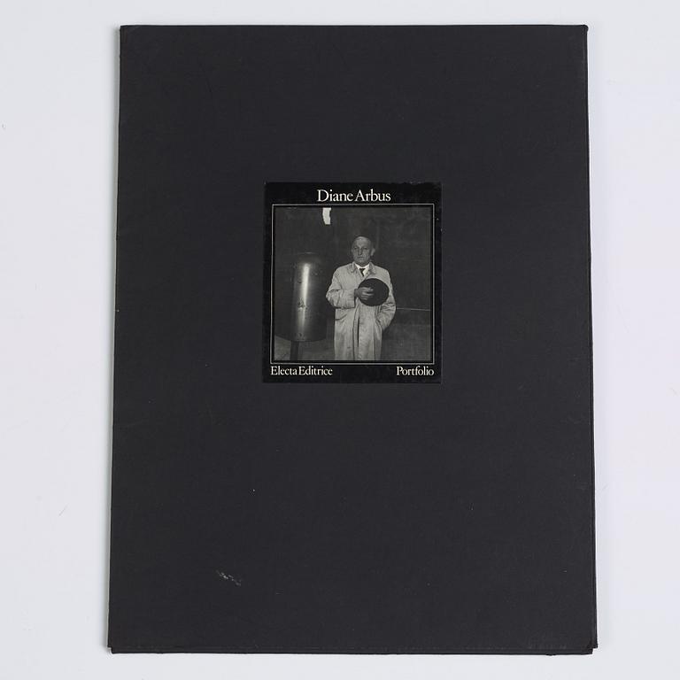 DIANE ARBUS, Portfolio with 12 heliogravures published by Electa in 1979. Numbered 923/1000.