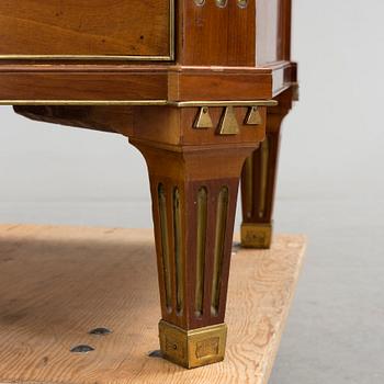 A late Gustavian late 18th century mahogany veneered chest of drawers.