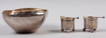SKÅL samt SALTKAR, ett par, silver. 1900-tal.