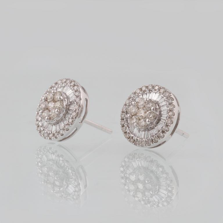 ÖRHÄNGEN, 18K vitguld med briljant och baguetteslipade diamanter ca 0.87 ct. Vikt 2,7 gram.