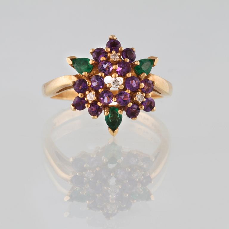 RING, 18K guld med fasettslipade ametister, 3 smaragder samt 4 briljantslipade diamanter, utländska stämplar. Vikt 6,0 g.