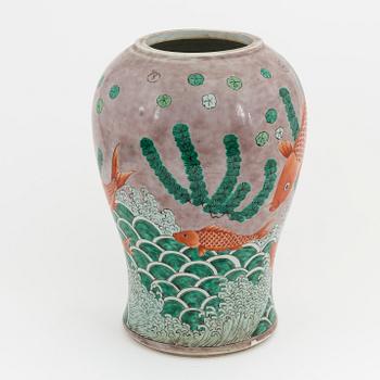 A Chinese famille verte vase, Qing dynasty, 19th century.