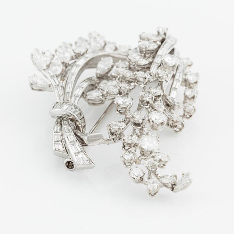 An 18K gold brooch with diamonds in various cuts, Albuquerque.