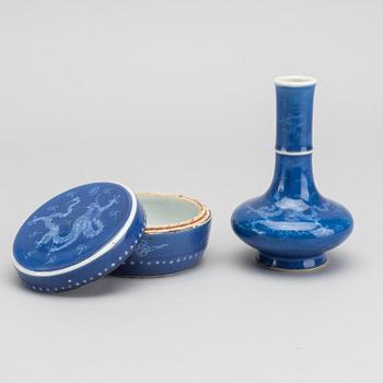 A blue and white box with cover and a vase, Qing dynasty, 17th Century.