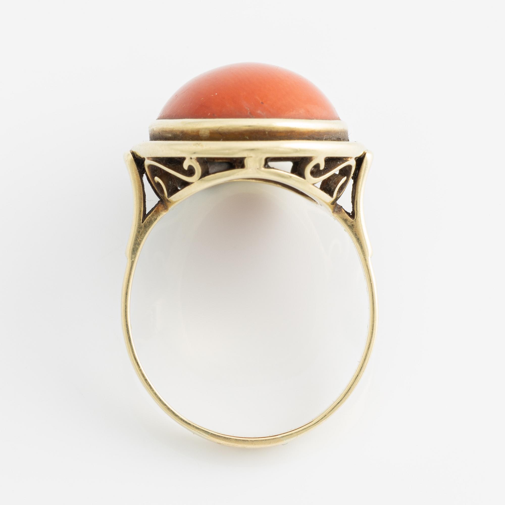 Ring, guld med korall.