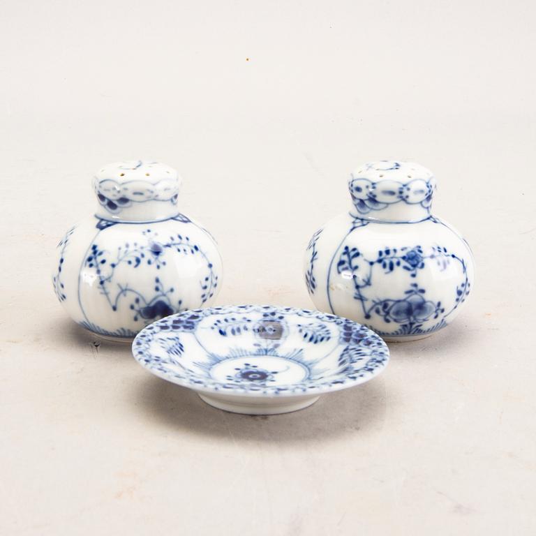 A Royal Copenhagen Muselmalet halvblonde 1940s 51 pcs porcelain dinner service.