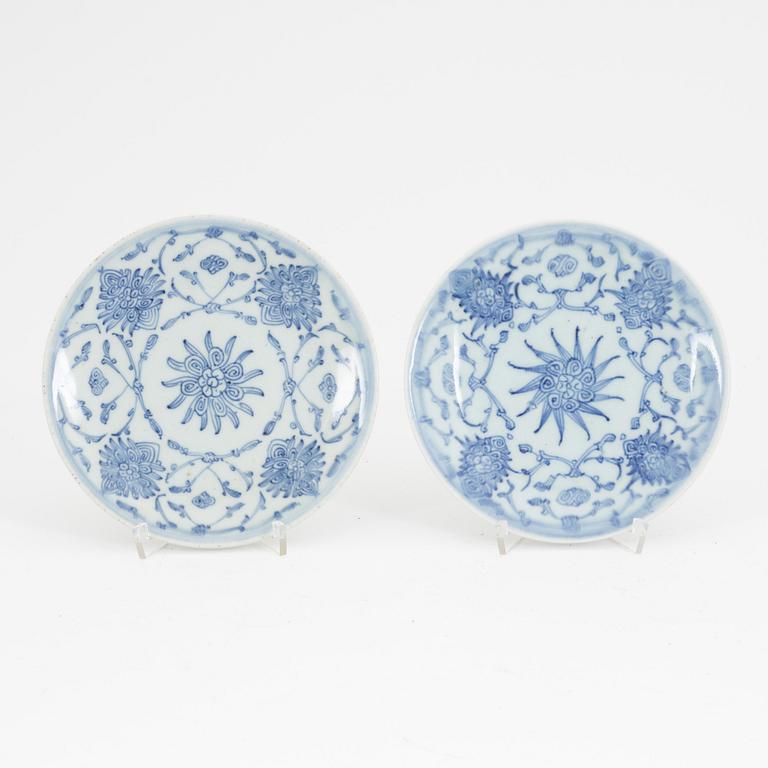A group of 12 Chinese porcelain small dishes, late Qing dynasty, late 19th Century or around the year 1900.