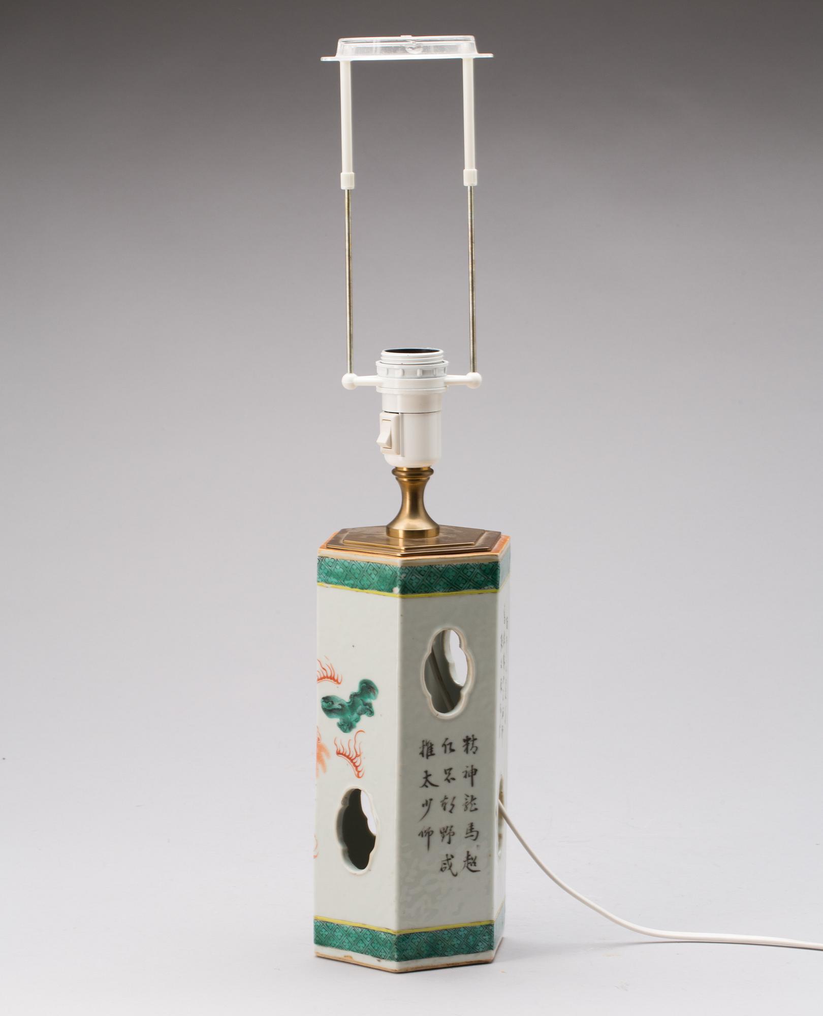 BORDSLAMPA, porslin Kina. 1800/1900-tal.