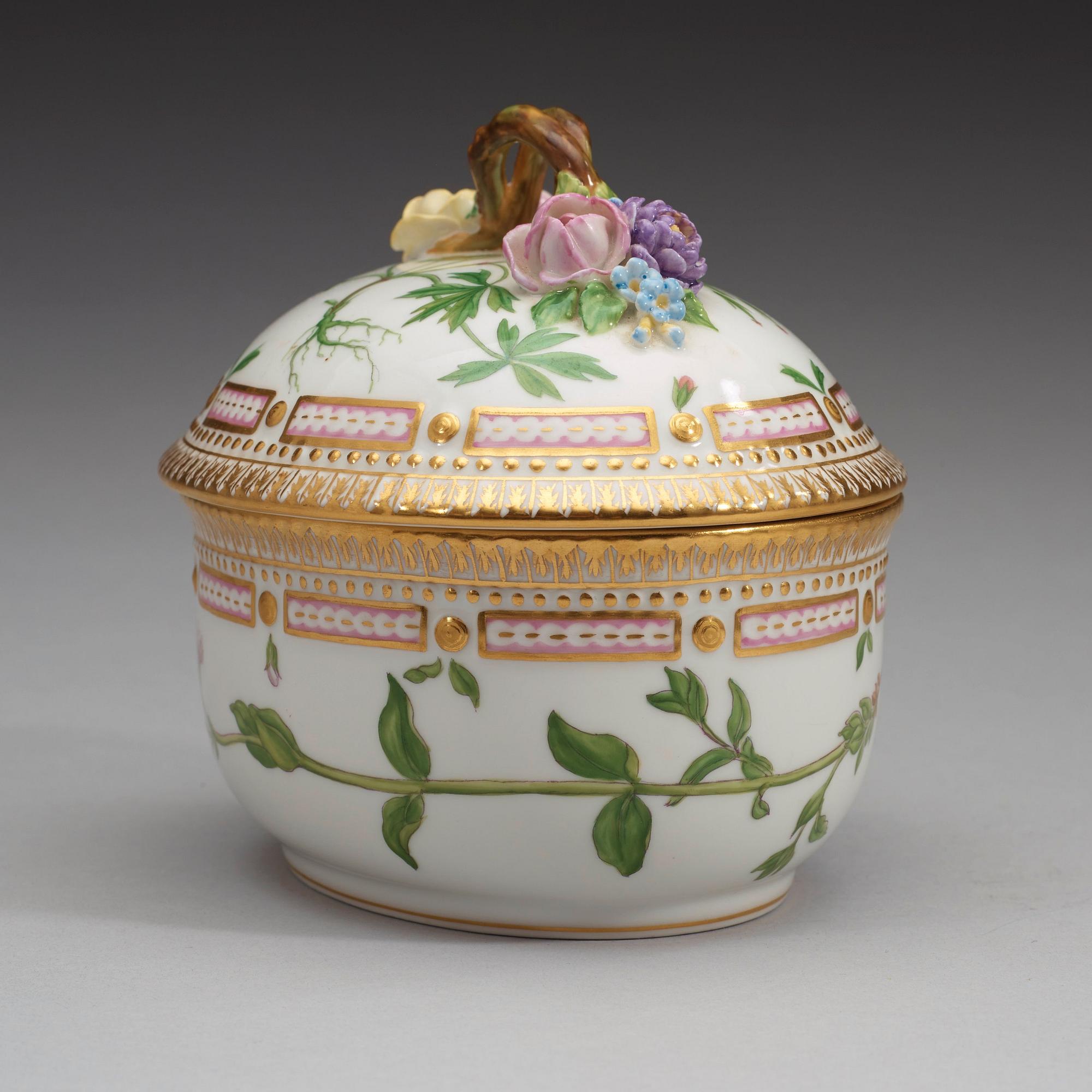 A Royal Copenhagen 'Flora Danica' bonboniere with cover, Denmark, 20th Century.