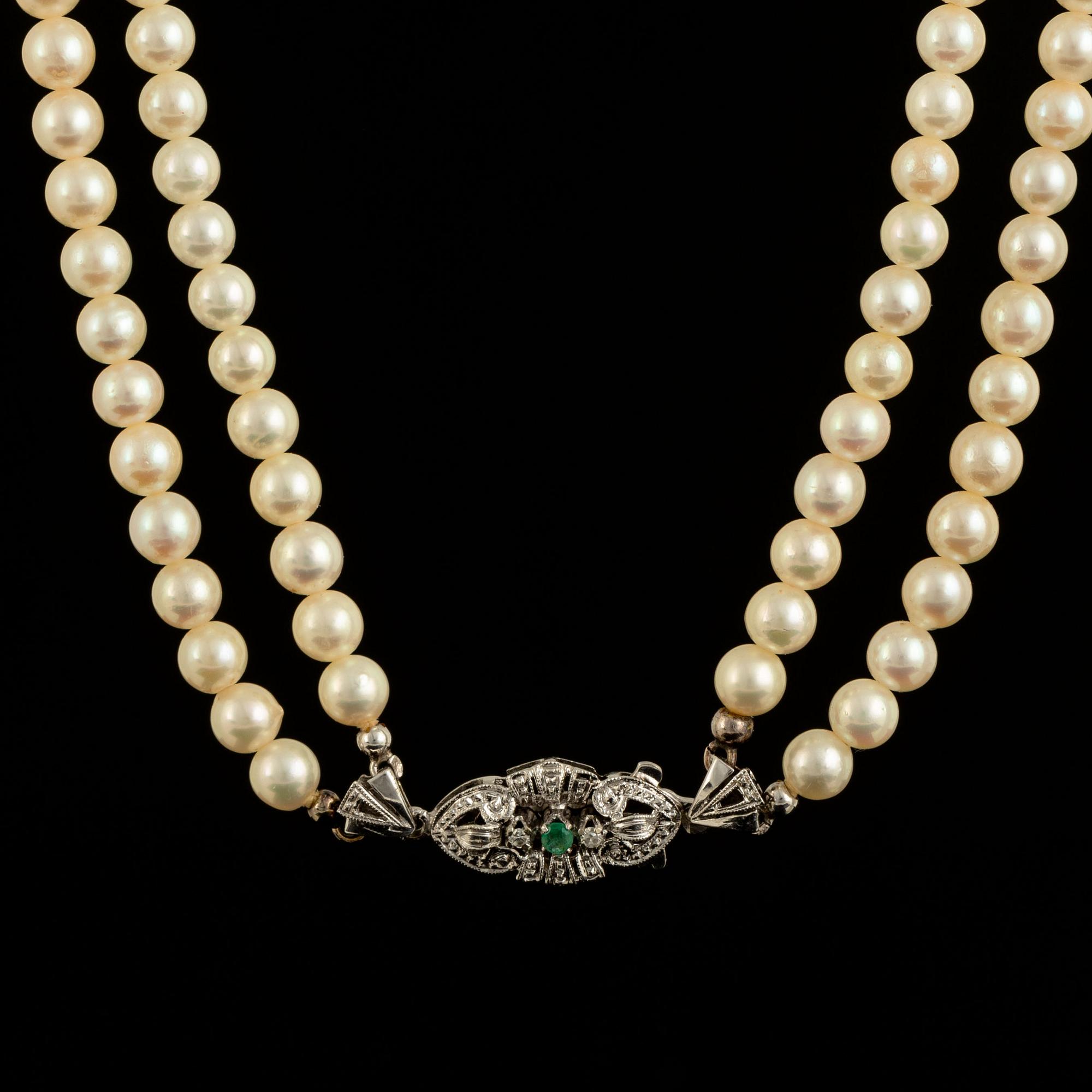 Cultured pearl necklace, clasp white gold with diamond and emerald.