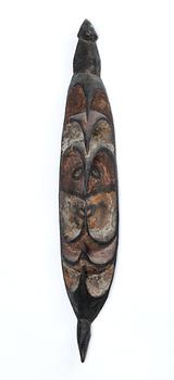 FLÖJTSTOPPARE. Bemålat träd. Nya Guinea, Oceanien, omkring 1950. Höjd 70,5 cm.