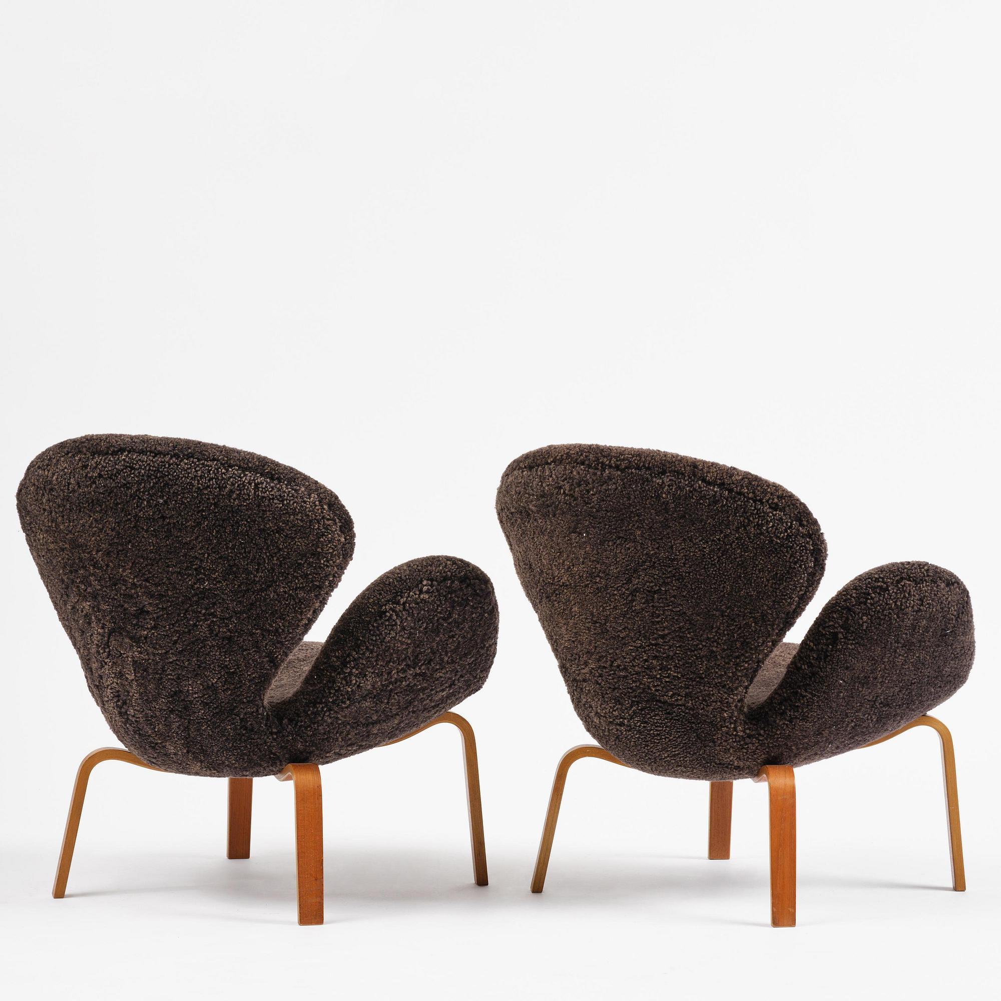 Arne Jacobsen, a pair´of “Swan” armchairs, Fritz Hansen, Denmark 1960s.