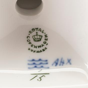 LJUSSTAKAR ett par "Musselmalet" Royal Copenhagen Danmark 1900-talets andra hälft porslin.