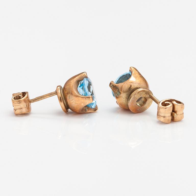 A pair of 14K gold earrings with topazes ca. 2.60 ct in total.