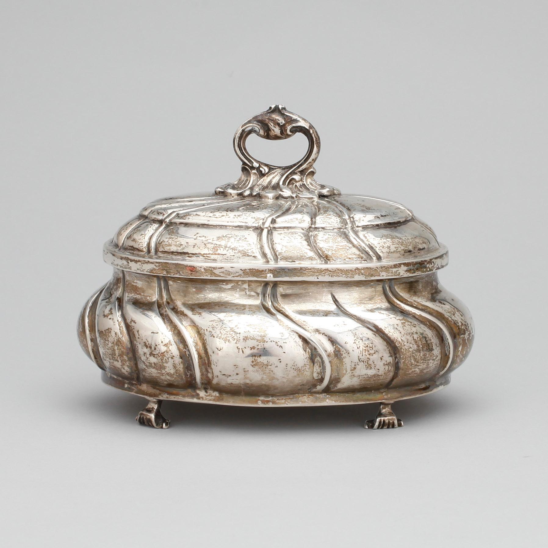 SOCKERSKRIN, silver, rokokostil, med svenska importstämplar, 1900-talets första hälft. Vikt ca 348 gram.