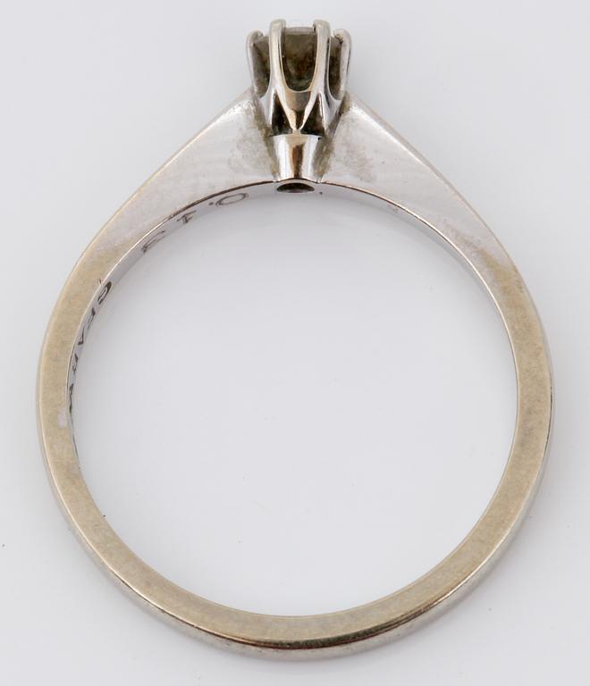 RING, 18 k vitguld med briljantslipad diamant 0,13ct enl gravyr.