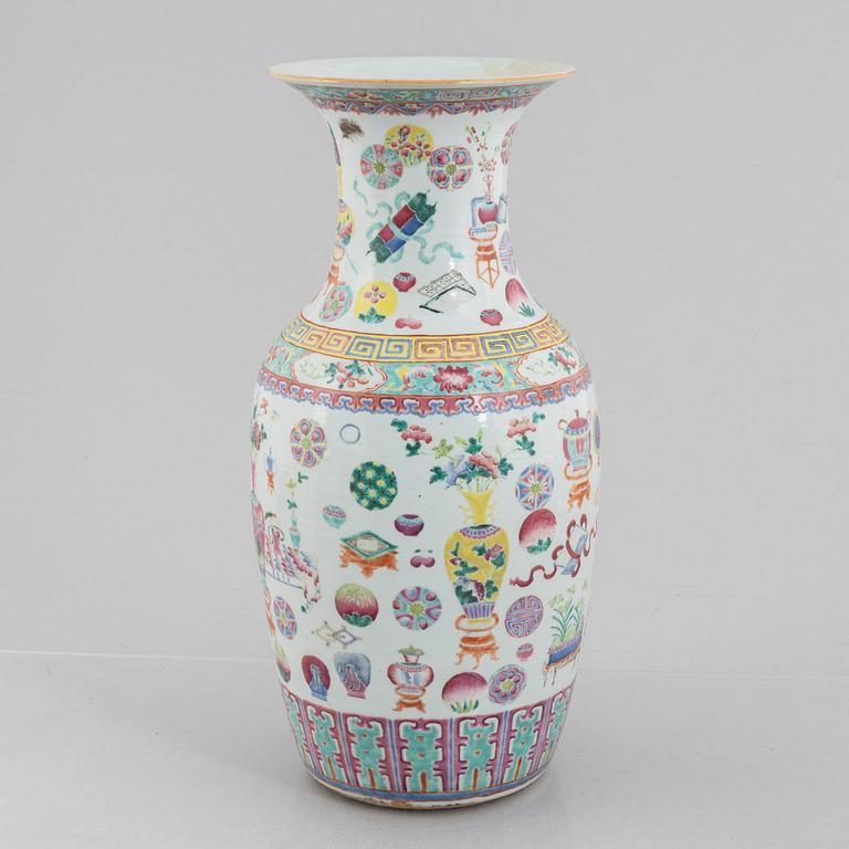 A Chinese porcelain vase, late Qing dynasty.